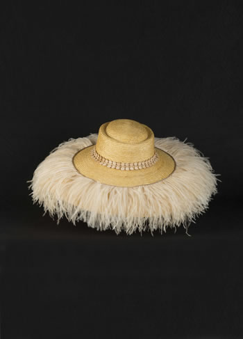 Pamela de paja cosida moldeada a mano con plumas de avestruz y cinta de guipur italiano