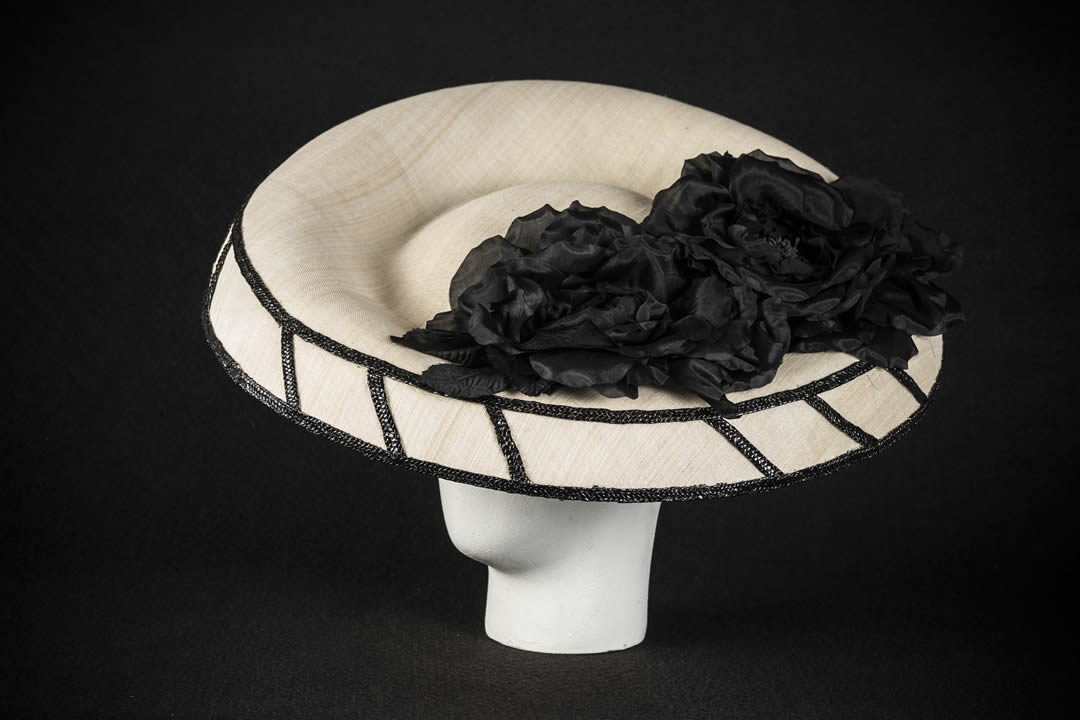 Tocado de sinamy de seda adornado con paja negra y flores de seda hechas a mano