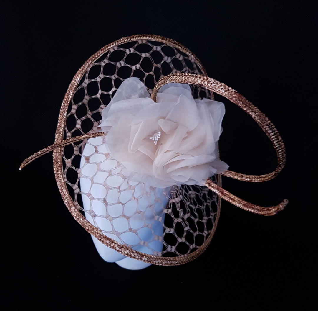 Tocado de velo alambrado adornado con paja y flores de seda hechas a mano