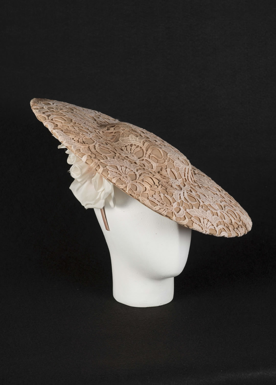 Toyo and italian guipur hat with a big silk rose