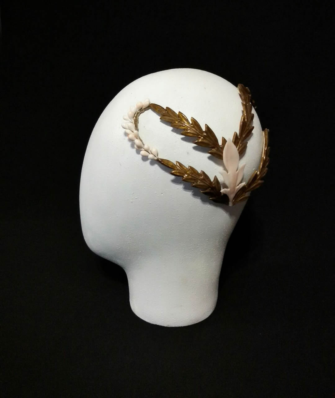 Wierd fascinator with stamens and porcelain leaves