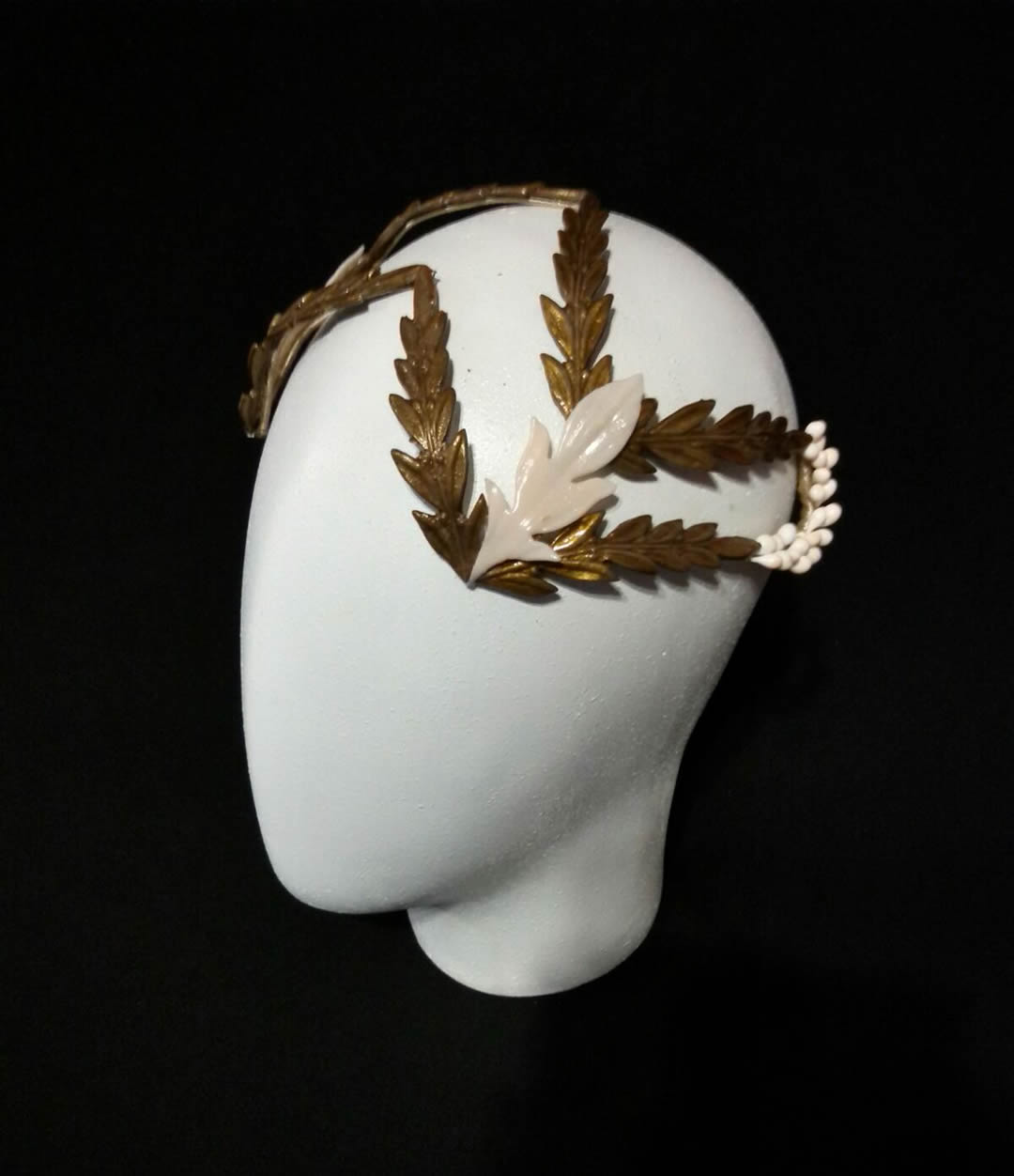 Wierd fascinator with stamens and porcelain leaves