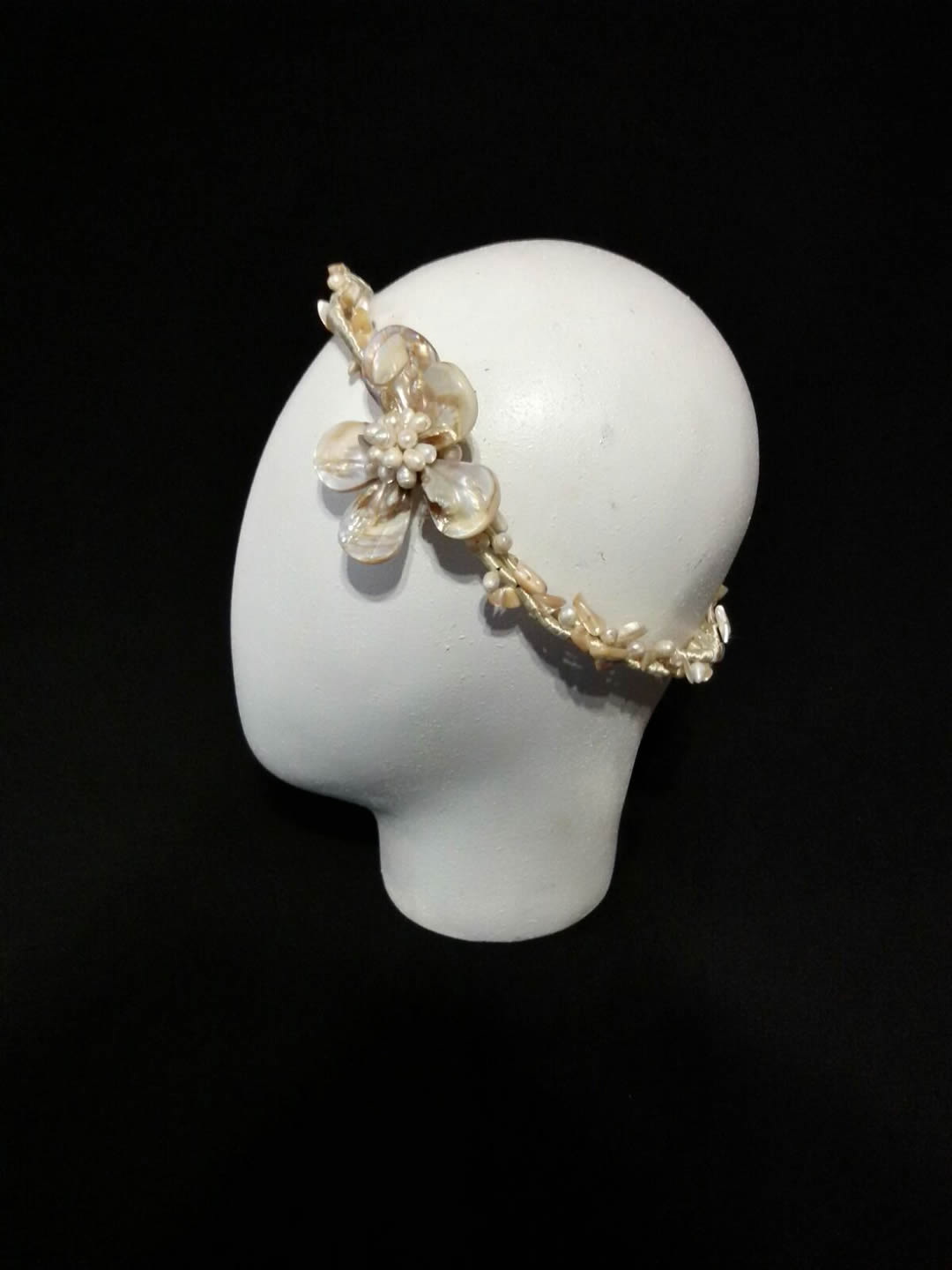 Wired fascinator made of mother of pearl