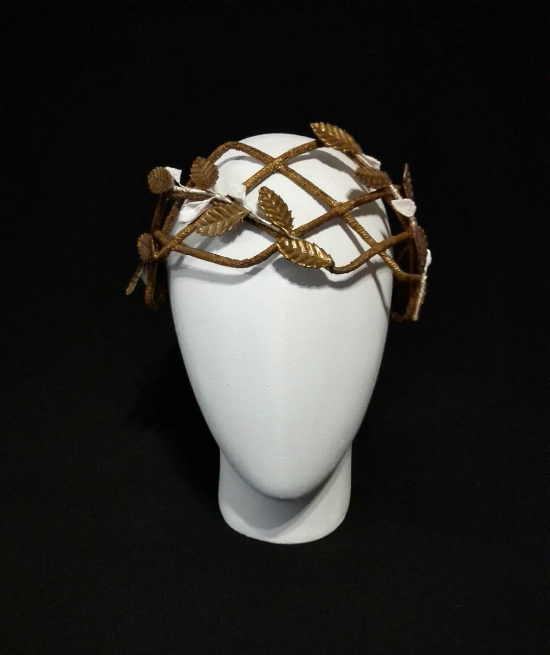 Wired fascinator with porcelain flowers and leaves