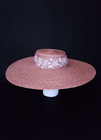Hand made straw mottled canotier with a emboired lace