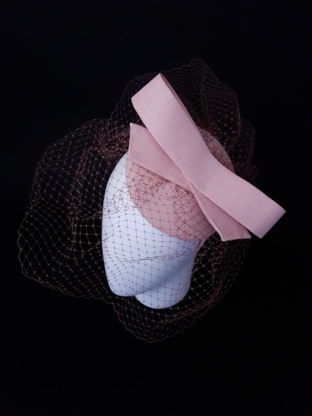 Toyo hat with wired ribbon and veiling