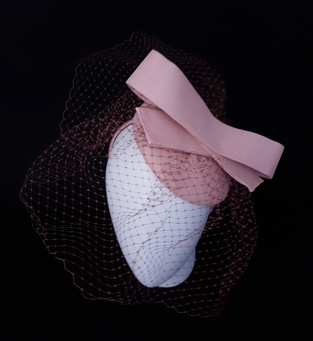 Toyo hat with wired ribbon and veiling