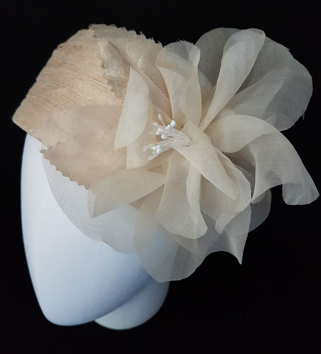 Tocado turbante de seda salvaje con flor de organza de seda hecha a mano