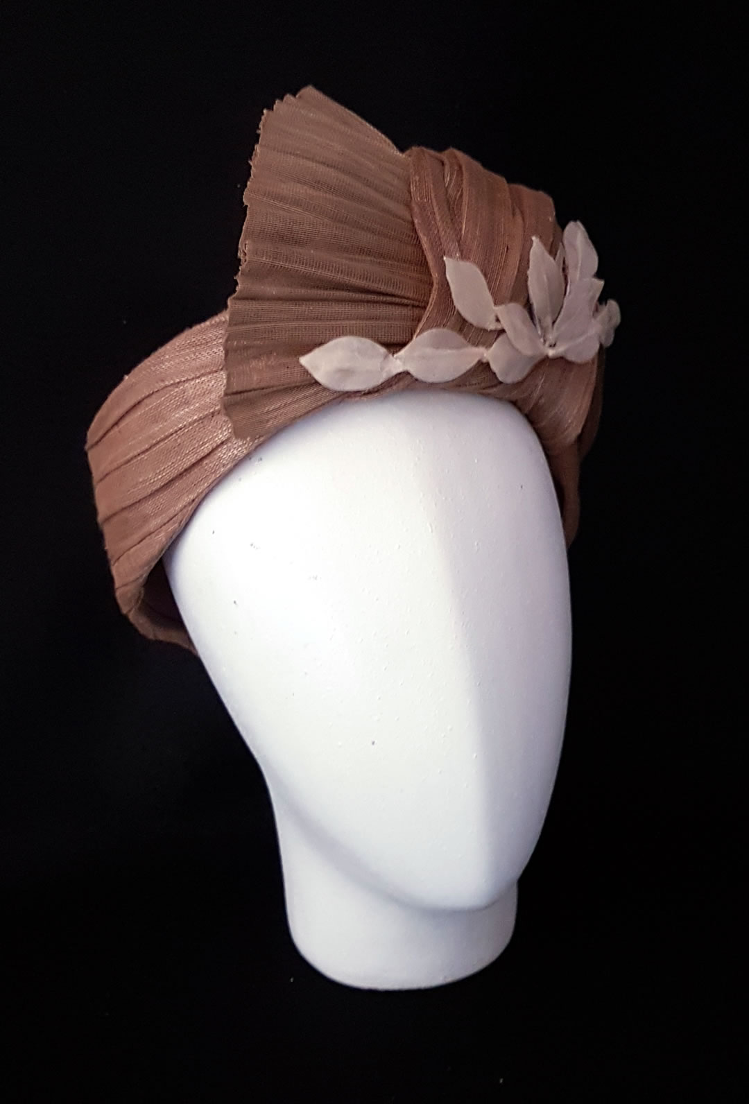 Tocado turbante de sinamay de seda con adorno de hojas de cera