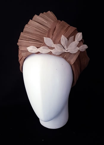 Tocado turbante de sinamay de seda con adorno de hojas de cera